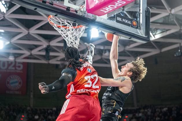 Wenyen Gabriel 32 (FC Bayern Basketball) wehrt den Korb ab, FC Bayern Basketball vs. Basketball Loewen Braunschweig, BBL-Pokal, Achtelfinale, 20.10.2025 Muenchen Bayern Deutschland