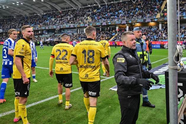 GOTHENBURG, SWEDEN 20251020 Mjällby coach Anders Torstensson and the players try to calm Mjällby supporters and ask them to stay in their seats during Monday s Allsvenskan football match between IFK Göteborg and Mjällby AIF at Gamla Ullevi. GÖTEBORG SWEDEN x9200x Copyright: xBjörnxLarssonxRosvall TTx ALLSVENSKAN GOTHENBURG-MJÄLLBY