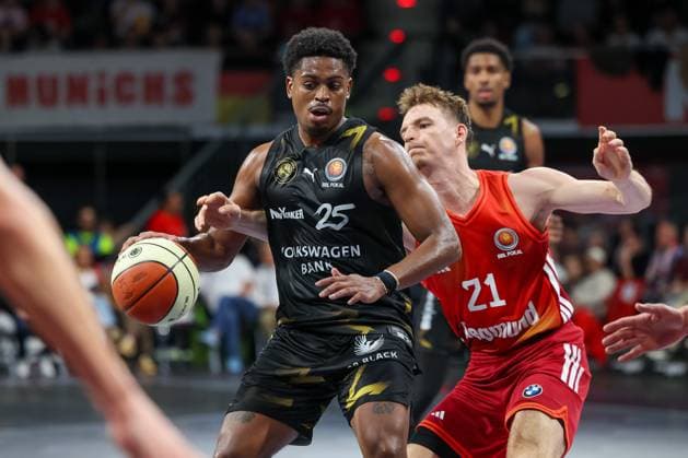 Grant Sherfield (Basketball Loewen Braunschweig, 25) im Zweikampf mit Justuz Hollatz (FC Bayern Basketball, 21), GER, FC Bayern Basketball vs. Basketball Loewen Braunschweig, Basketball, BBL Pokal, Achtelfinale, Saison 2025 2026, 20.10.2025, GER, FC Bayern Basketball vs. Basketball Loewen Braunschweig, Basketball, BBL Pokal, Achtelfinale, Saison 2025 2026, 20.10.2025 Muenchen Copyright: xEibner-Pressefoto JennixMaulx EP_JML