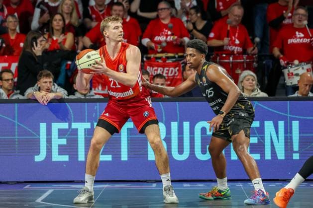 Justuz Hollatz (FC Bayern Basketball, 21) mit Ball mit Grant Sherfield (Basketball Loewen Braunschweig, 25), GER, FC Bayern Basketball vs. Basketball Loewen Braunschweig, Basketball, BBL Pokal, Achtelfinale, Saison 2025 2026, 20.10.2025, GER, FC Bayern Basketball vs. Basketball Loewen Braunschweig, Basketball, BBL Pokal, Achtelfinale, Saison 2025 2026, 20.10.2025 Muenchen Copyright: xEibner-Pressefoto JennixMaulx EP_JML