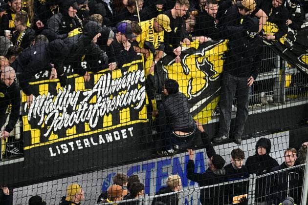 GOTHENBURG, SWEDEN 20251020 Mjällby supporters try to get onto the pitch during Monday s Allsvenskan football match between IFK Göteborg and Mjällby AIK at Gamla Ullevi. GÖTEBORG SWEDEN x9200x Copyright: xHannaxBrunlöf TTx ALLSVENSKAN GOTHENBURG-MJÄLLBY