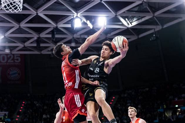 BBL Pokal, FC Bayern München - Basketball Löwen Braunschweig; 20.10.2025 Vladimir Lucic (FC Bayern München, 11), Joshua Obiesie (Basketball Löwen Braunschweig, 8) am Ball BBL Pokal, FC Bayern München - Basketball Löwen Braunschweig; München, BMW Park am 20.10.2025 Copyright: xBEAUTIFULxSPORTS Wunderlx