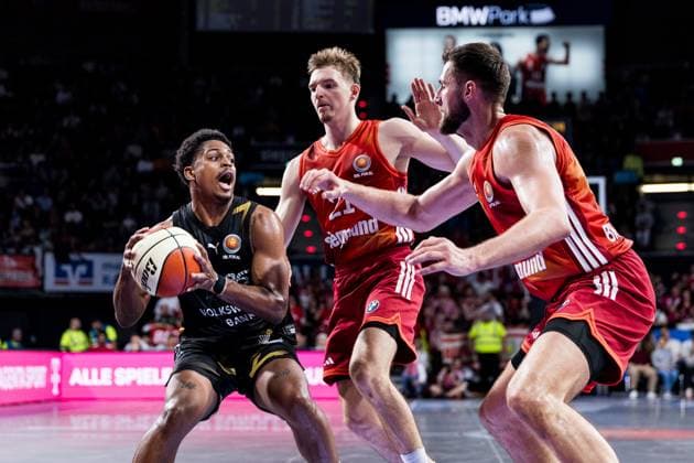 BBL Pokal, FC Bayern München - Basketball Löwen Braunschweig; 20.10.2025 Grant Sherfield (Basketball Löwen Braunschweig, 25) am Ball, Justus Hollatz (FC Bayern München, 21), Leon Kratzer (FC Bayern München, 8) BBL Pokal, FC Bayern München - Basketball Löwen Braunschweig; München, BMW Park am 20.10.2025 Copyright: xBEAUTIFULxSPORTS Wunderlx