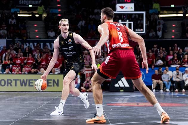 BBL Pokal, FC Bayern München - Basketball Löwen Braunschweig; 20.10.2025 Philipp Hartwich (Basketball Löwen Braunschweig, 15) am Ball, Leon Kratzer (FC Bayern München, 8) BBL Pokal, FC Bayern München - Basketball Löwen Braunschweig; München, BMW Park am 20.10.2025 Copyright: xBEAUTIFULxSPORTS Wunderlx