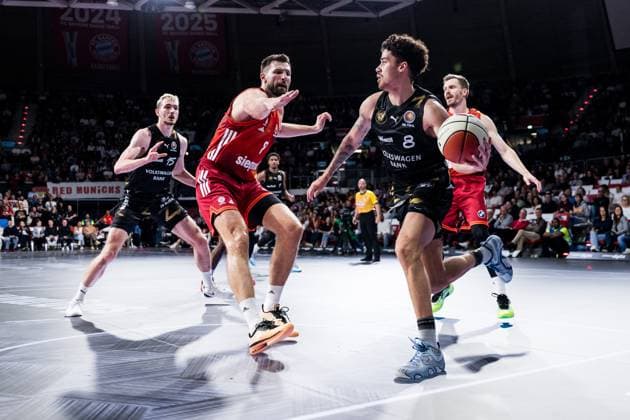 BBL Pokal, FC Bayern München - Basketball Löwen Braunschweig; 20.10.2025 Leon Kratzer (FC Bayern München, 8), Joshua Obiesie (Basketball Löwen Braunschweig, 8) am Ball BBL Pokal, FC Bayern München - Basketball Löwen Braunschweig; München, BMW Park am 20.10.2025 Copyright: xBEAUTIFULxSPORTS Wunderlx