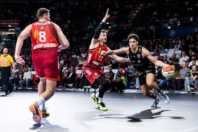 BBL Pokal, FC Bayern München - Basketball Löwen Braunschweig; 20.10.2025 Andreas Andi Obst (FC Bayern München, 13), Joshua Obiesie (Basketball Löwen Braunschweig, 8) am Ball BBL Pokal, FC Bayern München - Basketball Löwen Braunschweig; München, BMW Park am 20.10.2025 Copyright: xBEAUTIFULxSPORTS Wunderlx