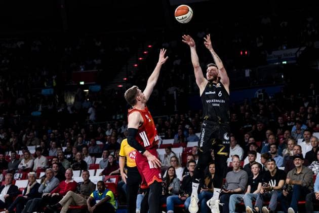 BBL Pokal, FC Bayern München - Basketball Löwen Braunschweig; 20.10.2025 Andreas Andi Obst (FC Bayern München, 13), Ferdinand Zylka (Basketball Löwen Braunschweig, 6) im Wurf BBL Pokal, FC Bayern München - Basketball Löwen Braunschweig; München, BMW Park am 20.10.2025 Copyright: xBEAUTIFULxSPORTS Wunderlx