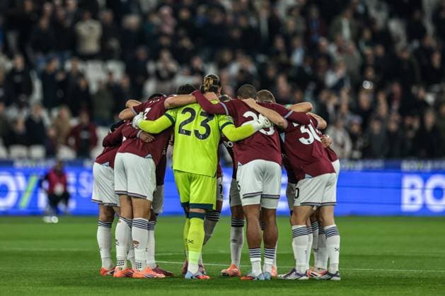 Premier League West Ham United v Brentford West Ham United have a team huddle before the game during the Premier League match West Ham United vs Brentford at London Stadium, London, United Kingdom, 20th October 2025 (Photo by Mark Cosgrove News Images) London London Stadium United Kingdom Copyright: xMarkxCosgrove NewsxImagesx