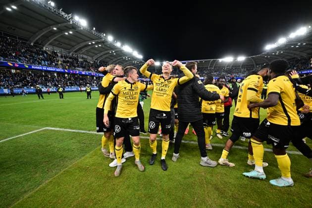 GOTHENBURG, SWEDEN 20251020 Mjällby celebrates the Swedish Championship gold medal after a 2-0 win in Monday s Allsvenskan football match between IFK Göteborg and Mjällby AIF at Gamla Ullevi. GÖTEBORG SWEDEN x9200x Copyright: xBjörnxLarssonxRosvall TTx ALLSVENSKAN GOTHENBURG-MJÄLLBY