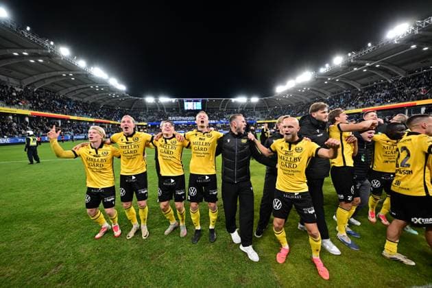 GÖTEBORG, SVERIGE 20251020 Mjällby firar SM-guldet efter 2-0 i mandagens fotbollsmatch i allsvenskan mellan IFK Göteborg och Mjällby AIF pa Gamla Ullevi. GÖTEBORG SVERIGE x9200x Copyright: xBjörnxLarssonxRosvall TTx ALLSVENSKAN GÖTEBORG-MJÄLLBY