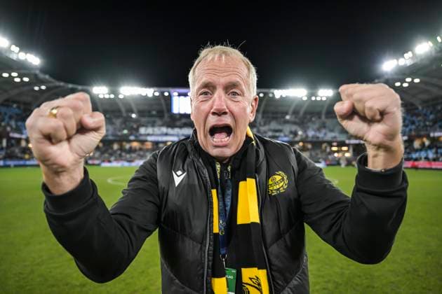 251020 Mjällbys sportchef Hasse Larsson jublar efter fotbollsmatchen i Allsvenskan mellan IFK Göteborg och Mjällby den 20 oktober 2025 i Göteborg. Copyright: MATHIASxBERGELD BB251020MB060