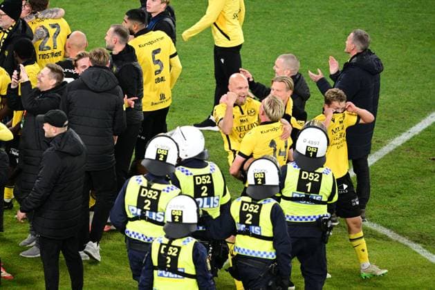 GÖTEBORG, SVERIGE 20251020 Kravallpoliser bevakar när Mjällby firar SM-guldet efter vinst i mandagens fotbollsmatch i allsvenskan mellan IFK Göteborg och Mjällby AIK pa Gamla Ullevi. GÖTEBORG SVERIGE x9200x Copyright: xHannaxBrunlöf TTx ALLSVENSKAN GÖTEBORG-MJÄLLBY