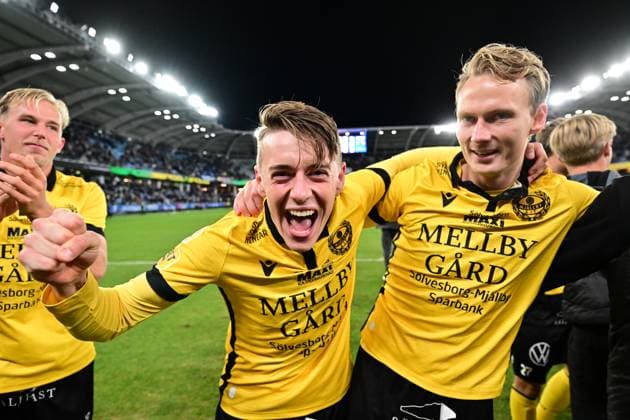 GÖTEBORG, SVERIGE 20251020 Mjällbys Elliot Stroud och Alexander Johansson firar SM-guldet efter 2-0-segering i mandagens fotbollsmatch i allsvenskan mellan IFK Göteborg och Mjällby AIF pa Gamla Ullevi. GÖTEBORG SVERIGE x9200x Copyright: xBjörnxLarssonxRosvall TTx ALLSVENSKAN GÖTEBORG-MJÄLLBY