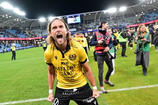 GÖTEBORG, SVERIGE 20251020 Malskytten Tom Pettersson firar SM-guldet efter 2-0 i mandagens fotbollsmatch i allsvenskan mellan IFK Göteborg och Mjällby AIF pa Gamla Ullevi. GÖTEBORG SVERIGE x9200x Copyright: xBjörnxLarssonxRosvall TTx ALLSVENSKAN GÖTEBORG-MJÄLLBY