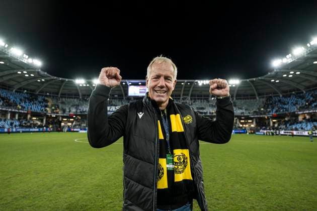 251020 Mjällbys sportchef Hasse Larsson jublar efter fotbollsmatchen i Allsvenskan mellan IFK Göteborg och Mjällby den 20 oktober 2025 i Göteborg. Copyright: CARLxSANDIN BB251020CS043