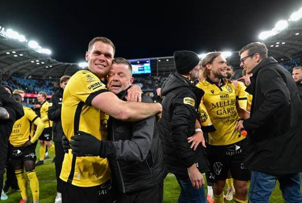 GÖTEBORG, SVERIGE 20251020 Mjällbys Jacob Bergström kramar om lagets tränare Anders Torstensson efter att SM-guldet säkrats tack vare en 2-0-seger i mandagens fotbollsmatch i allsvenskan mellan IFK Göteborg och Mjällby AIF pa Gamla Ullevi. GÖTEBORG SVERIGE x9200x Copyright: xBjörnxLarssonxRosvall TTx ALLSVENSKAN GÖTEBORG-MJÄLLBY