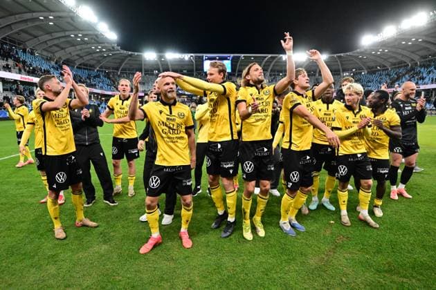 GOTHENBURG, SWEDEN 20251020 Mjällby celebrates the Swedish Championship gold medal after a 2-0 win in Monday s Allsvenskan football match between IFK Göteborg and Mjällby AIF at Gamla Ullevi. GÖTEBORG SWEDEN x9200x Copyright: xBjörnxLarssonxRosvall TTx ALLSVENSKAN GOTHENBURG-MJÄLLBY