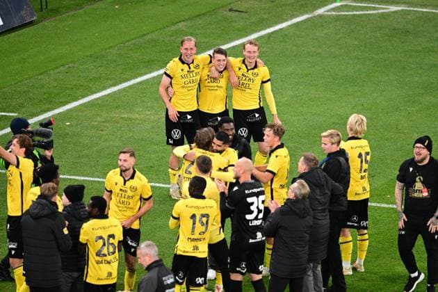 GOTHENBURG, SWEDEN 20251020 Mjällby s Herman Johansson, Elliot Stroud and Alexander Johansson celebrate the Swedish Championship gold medal after winning Monday s Allsvenskan football match between IFK Göteborg and Mjällby AIK at Gamla Ullevi. GÖTEBORG SWEDEN x9200x Copyright: xHannaxBrunlöf TTx ALLSVENSKAN GOTHENBURG-MJÄLLBY