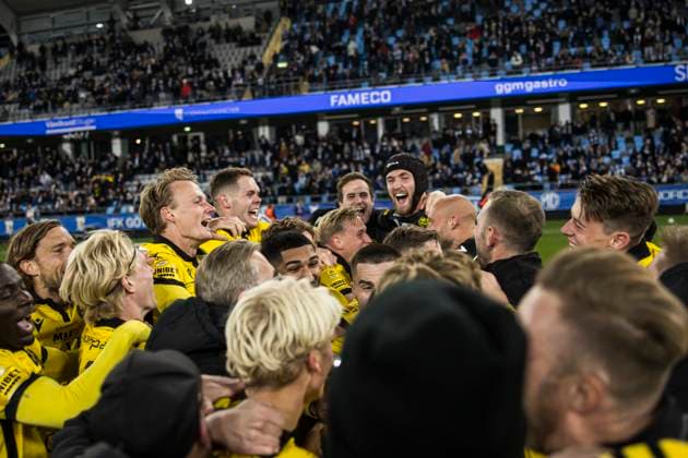 251020 Mjällbys Jacob Bergström och malvakt Noel Törnqvist jublar med lagkamrater efter fotbollsmatchen i Allsvenskan mellan IFK Göteborg och Mjällby den 20 oktober 2025 i Göteborg. Copyright: MICHAELxERICHSEN BB251020MI044