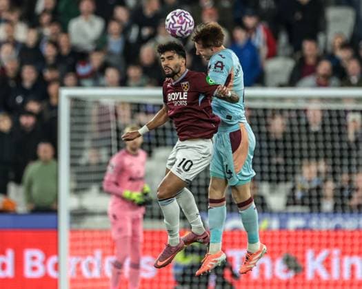 Premier League West Ham United v Brentford Lucas Paqueta of West Ham United and Sepp van den Berg of Brentford battle for the high ball during the Premier League match West Ham United vs Brentford at London Stadium, London, United Kingdom, 20th October 2025 (Photo by Mark Cosgrove News Images) London London Stadium United Kingdom Copyright: xMarkxCosgrove NewsxImagesx