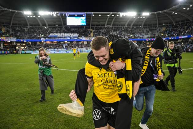 251020 Mjällbys Jacob Bergström jublar och klubbdirektör Jacob Lennartsson jublar efter fotbollsmatchen i Allsvenskan mellan IFK Göteborg och Mjällby den 20 oktober 2025 i Göteborg. Copyright: MATHIASxBERGELD BB251020MB064
