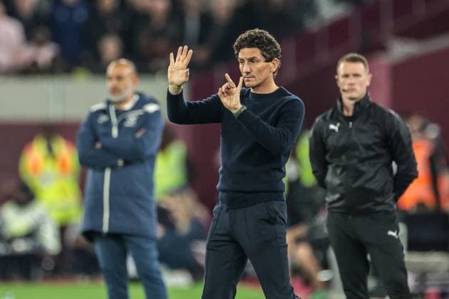 Premier League West Ham United v Brentford Keith Andrews manager of Brentford gives his team instructions during the Premier League match West Ham United vs Brentford at London Stadium, London, United Kingdom, 20th October 2025 (Photo by Mark Cosgrove News Images) London London Stadium United Kingdom Copyright: xMarkxCosgrove NewsxImagesx