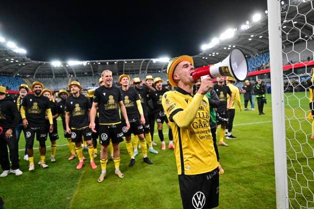 GOTHENBURG, SWEDEN 20251020 Mjällby s team captain Jesper Gustavsson celebrates the Swedish Championship gold medal after Monday s Allsvenskan football match between IFK Göteborg and Mjällby AIF at Gamla Ullevi. GÖTEBORG SWEDEN x9200x Copyright: xBjörnxLarssonxRosvall TTx ALLSVENSKAN GOTHENBURG-MJÄLLBY