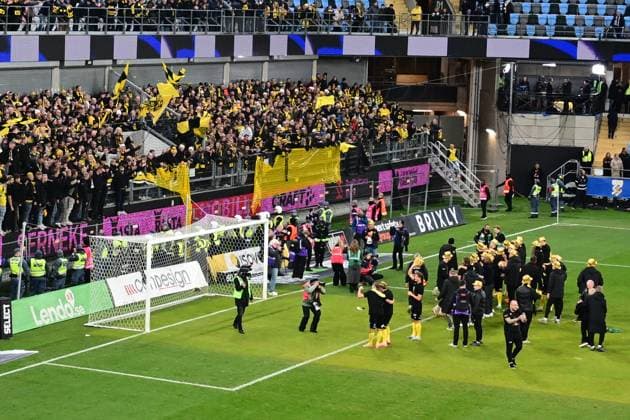 GÖTEBORG, SVERIGE 20251020 Mjällbys spelare firar med fansen efter SM-guldet efter vinst i mandagens fotbollsmatch i allsvenskan mellan IFK Göteborg och Mjällby AIK pa Gamla Ullevi. GÖTEBORG SVERIGE x9200x Copyright: xHannaxBrunlöf TTx ALLSVENSKAN GÖTEBORG-MJÄLLBY