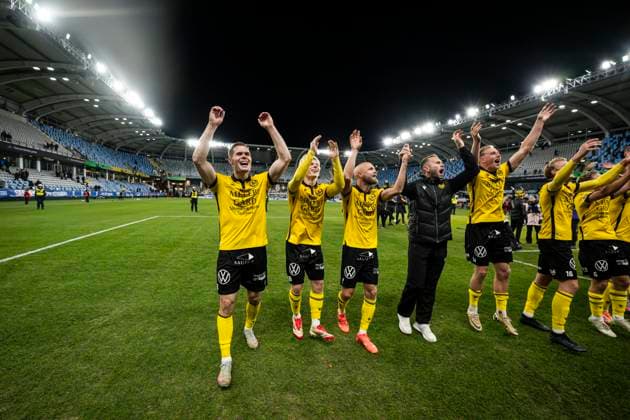 251020 Mjällbys Jacob Bergström jublar med lagkamrater efter fotbollsmatchen i Allsvenskan mellan IFK Göteborg och Mjällby den 20 oktober 2025 i Göteborg. Copyright: CARLxSANDIN BB251020CS051