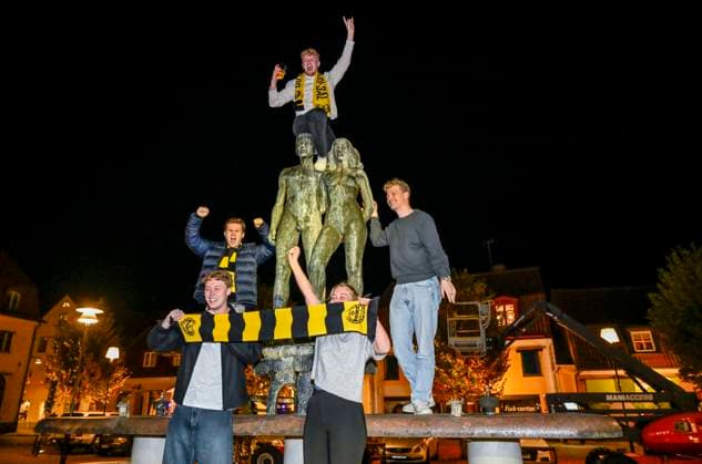 SÖLVESBORG 2025-10-20 Mjällbys SM-guld firas i fontänen Ask och Embla (som var tom pa vatten) pa Stortorget i Sölvesborg pa mandagskvällen. Mjällby besegrade IFK Göteborg pa bortaplan. x50090x Copyright: xJohanxNilssonx xTTx MJÄLLBY SM-GULD