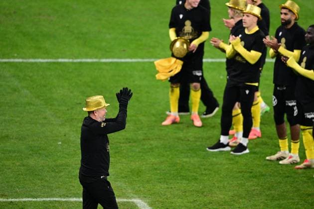 GÖTEBORG, SVERIGE 20251020 Mjällbys tränare Anders Torstensson firar SM-guldet med laget efter segerm i mandagens fotbollsmatch i allsvenskan mellan IFK Göteborg och Mjällby AIK pa Gamla Ullevi. GÖTEBORG SVERIGE x9200x Copyright: xHannaxBrunlöf TTx ALLSVENSKAN GÖTEBORG-MJÄLLBY