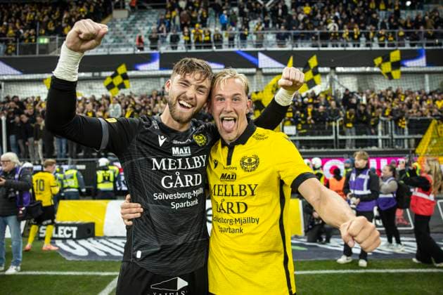 251020 Mjällbys malvakt Noel Törnqvist och Herman Johansson jublar efter fotbollsmatchen i Allsvenskan mellan IFK Göteborg och Mjällby den 20 oktober 2025 i Göteborg. Copyright: MICHAELxERICHSEN BB251020MI048