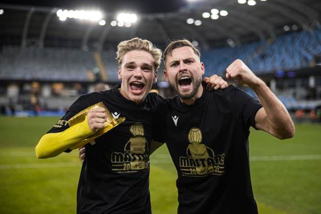 251020 Mjällbys Jeppe Kjaer och Axel NorÃ n jublar efter fotbollsmatchen i Allsvenskan mellan IFK Göteborg och Mjällby den 20 oktober 2025 i Göteborg. Copyright: MICHAELxERICHSEN BB251020MI050