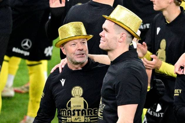 GÖTEBORG, SVERIGE 20251020 Mjällbys tränare Anders Torstensson och malskytten Jacob Bergström firar SM-guldet efter segern i mandagens fotbollsmatch i allsvenskan mellan IFK Göteborg och Mjällby AIK pa Gamla Ullevi. GÖTEBORG SVERIGE x9200x Copyright: xHannaxBrunlöf TTx ALLSVENSKAN GÖTEBORG-MJÄLLBY
