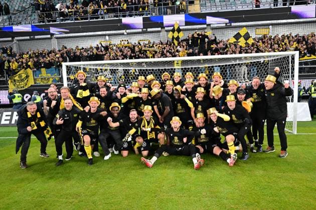 GOTHENBURG, SWEDEN 20251020 Mjällby celebrates the Swedish Championship gold medal after winning Monday s Allsvenskan football match between IFK Göteborg and Mjällby AIF at Gamla Ullevi. GÖTEBORG SWEDEN x9200x Copyright: xBjörnxLarssonxRosvall TTx ALLSVENSKAN GOTHENBURG-MJÄLLBY