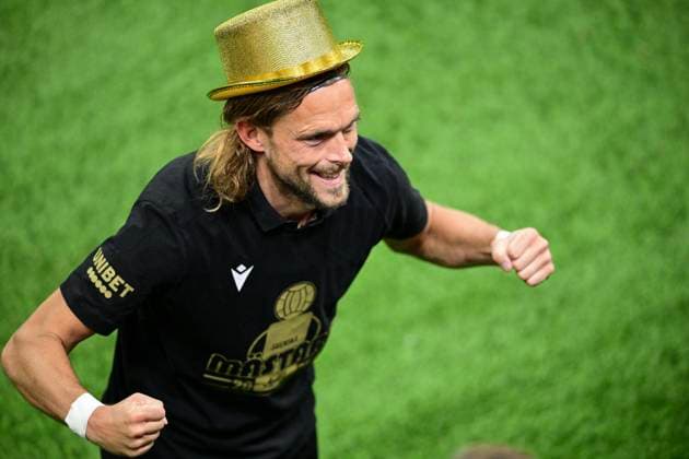 GÖTEBORG, SVERIGE 20251020 Mjällbys malskytt Tom Pettersson med guldhatt efter att kaget säkrat SM-guldet under mandagens fotbollsmatch i allsvenskan mellan IFK Göteborg och Mjällby AIK pa Gamla Ullevi. GÖTEBORG SVERIGE x9200x Copyright: xHannaxBrunlöf TTx ALLSVENSKAN GÖTEBORG-MJÄLLBY