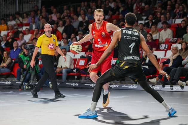 Niels Giffey (FC Bayern Basketball, 05) mit David NGuessan (Basketball Loewen Braunschweig, 01), GER, FC Bayern Basketball vs. Basketball Loewen Braunschweig, Basketball, BBL Pokal, Achtelfinale, Saison 2025 2026, 20.10.2025, GER, FC Bayern Basketball vs. Basketball Loewen Braunschweig, Basketball, BBL Pokal, Achtelfinale, Saison 2025 2026, 20.10.2025 Muenchen Copyright: xEibner-Pressefoto JennixMaulx EP_JML