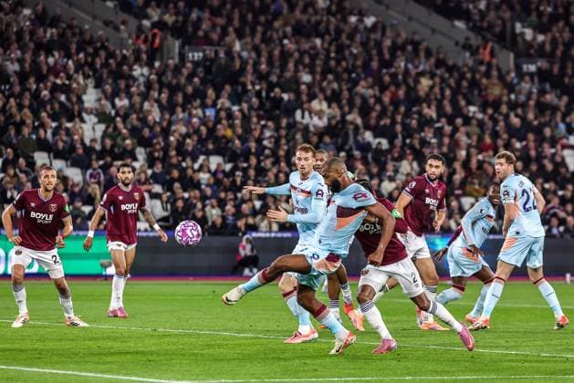 Premier League West Ham United v Brentford Igor Thiago of Brentford puts a shot on goal over the bar during the Premier League match West Ham United vs Brentford at London Stadium, London, United Kingdom, 20th October 2025 (Photo by Mark Cosgrove News Images) London London Stadium United Kingdom Copyright: xMarkxCosgrove NewsxImagesx