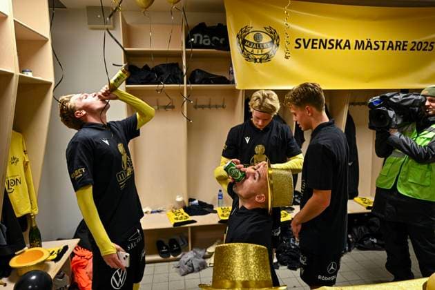 GOTHENBURG, SWEDEN 20251020 Mjällby s Jeppe Kjaer Jensen celebrates in the locker room after the team secured the Swedish Championship gold medal thanks to a victory over IFK Göteborg away at Gamla Ullevi. GÖTEBORG SWEDEN x9200x Copyright: xBjörnxLarssonxRosvall TTx ALLSVENSKAN GOTHENBURG-MJÄLLBY