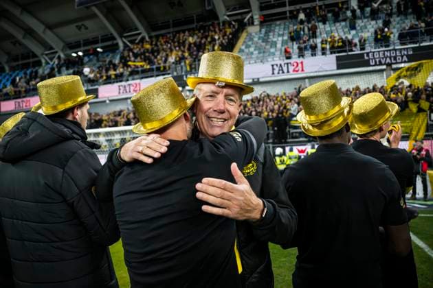 251020 Mjällbys sportchef Hasse Larsson jublar efter fotbollsmatchen i Allsvenskan mellan IFK Göteborg och Mjällby den 20 oktober 2025 i Göteborg. Copyright: CARLxSANDIN BB251020CS058