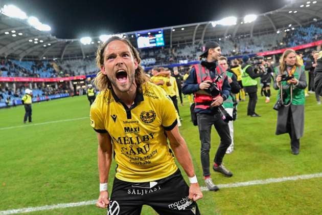 GOTHENBURG, SWEDEN 20251020 Mjällby s 0-2 goal scorer Tom Pettersson celebrates the Swedish Championship gold medal after a 2-0 win in Monday s Allsvenskan football match between IFK Göteborg and Mjällby AIF at Gamla Ullevi, Gothenburg, Sweden 20 October 2025. GÖTEBORG SWEDEN x9200x