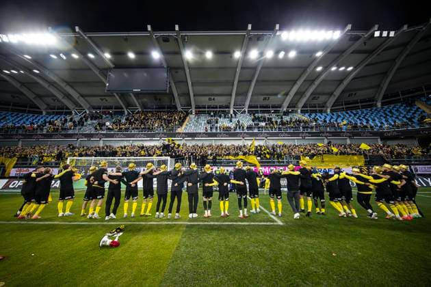 251020 Mjällbys spelare jublar framför supportrar efter fotbollsmatchen i Allsvenskan mellan IFK Göteborg och Mjällby den 20 oktober 2025 i Göteborg. Copyright: MICHAELxERICHSEN BB251020MI054