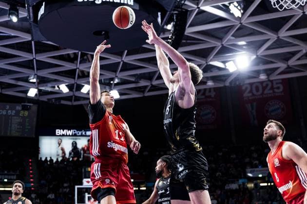 BBL Pokal, FC Bayern München - Basketball Löwen Braunschweig; 20.10.2025 Vladimir Lucic (FC Bayern München, 11) im Wurf, Philipp Hartwich (Basketball Löwen Braunschweig, 15) BBL Pokal, FC Bayern München - Basketball Löwen Braunschweig; München, BMW Park am 20.10.2025 Copyright: xBEAUTIFULxSPORTS Wunderlx