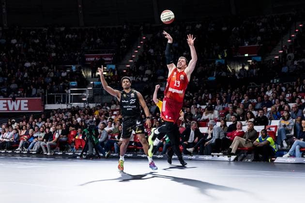 BBL Pokal, FC Bayern München - Basketball Löwen Braunschweig; 20.10.2025 Grant Sherfield (Basketball Löwen Braunschweig, 25), Andreas Andi Obst (FC Bayern München, 13) fliegt im Wurf, Foul, Dreier, Dreipunktewurf BBL Pokal, FC Bayern München - Basketball Löwen Braunschweig; München, BMW Park am 20.10.2025 Copyright: xBEAUTIFULxSPORTS Wunderlx
