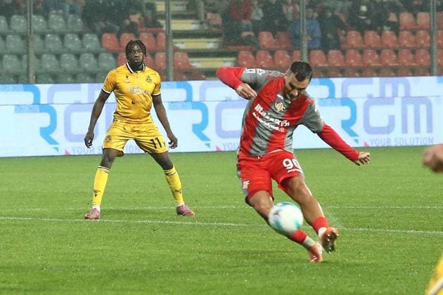 Cremonese Federico Bonazzoli makes an attempt to score during the Serie A soccer match between Cremonese and Udinese at the Giovanni Zini in Turin, north west Italy - Lunedi , Ottobre 20, 2025. - Soccer .  Copyright: xAlbertoxMarianii LaPressex