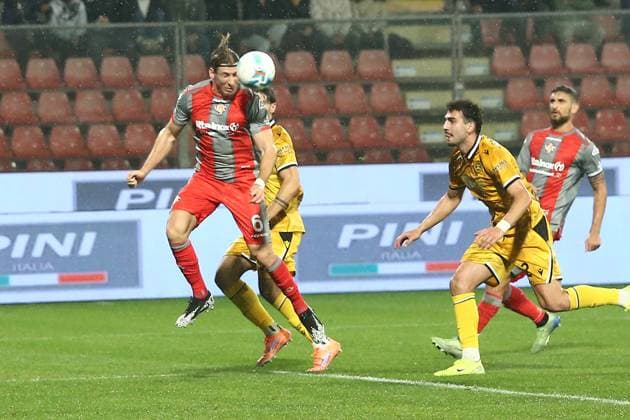Cremonese Federico Baschirotto makes an attempt to score during the Serie A soccer match between Cremonese and Udinese at the Giovanni Zini in Turin, north west Italy - Lunedi , Ottobre 20, 2025. - Soccer .  Copyright: xAlbertoxMarianii LaPressex