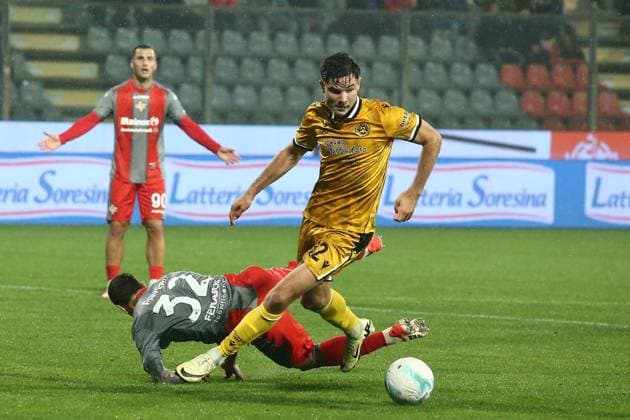 Udinese Jakub Piotrowski makes an attempt to score during the Serie A soccer match between Cremonese and Udinese at the Giovanni Zini in Turin, north west Italy - Lunedi , Ottobre 20, 2025. - Soccer .  Copyright: xAlbertoxMarianii LaPressex