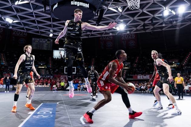 BBL Pokal, FC Bayern München - Basketball Löwen Braunschweig; 20.10.2025 Luka Scuka (Basketball Löwen Braunschweig, 5), Isiaha Mike (FC Bayern München, 22) am Ball BBL Pokal, FC Bayern München - Basketball Löwen Braunschweig; München, BMW Park am 20.10.2025 Copyright: xBEAUTIFULxSPORTS Wunderlx
