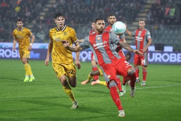 UC Cremonese s Giuseppe Pezzella during the Serie A soccer match between Cremonese and Udinese at the Giovanni Zini Stadium in Cremona Italy - Sunday, 20 october 2025. - Soccer .  Copyright: xAlbertoxMariani LaPressex