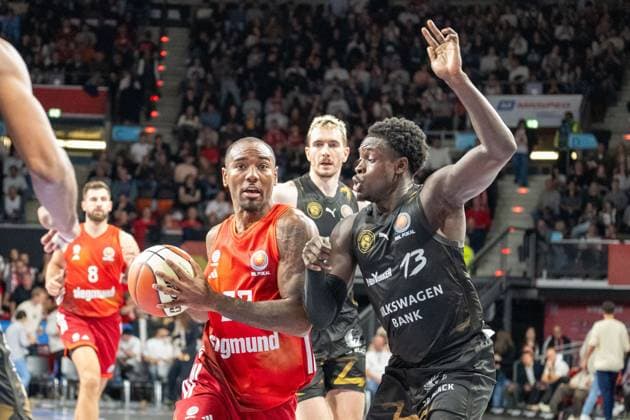 Isiaha Mike 22 (FC Bayern Basketball) im Zweikampf mit Njie B. 13 (Loewen Braunschweig), FC Bayern Basketball vs. Basketball Loewen Braunschweig, BBL-Pokal, Achtelfinale, 20.10.2025 Muenchen Bayern Deutschland